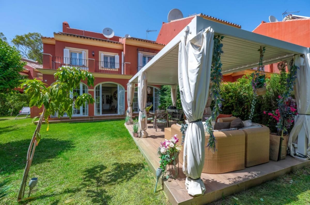 3 soveværelse Semi-Rækkehus til salg i Guadalmina med swimmingpool garage - € 795.000 (Ref: 9265636)