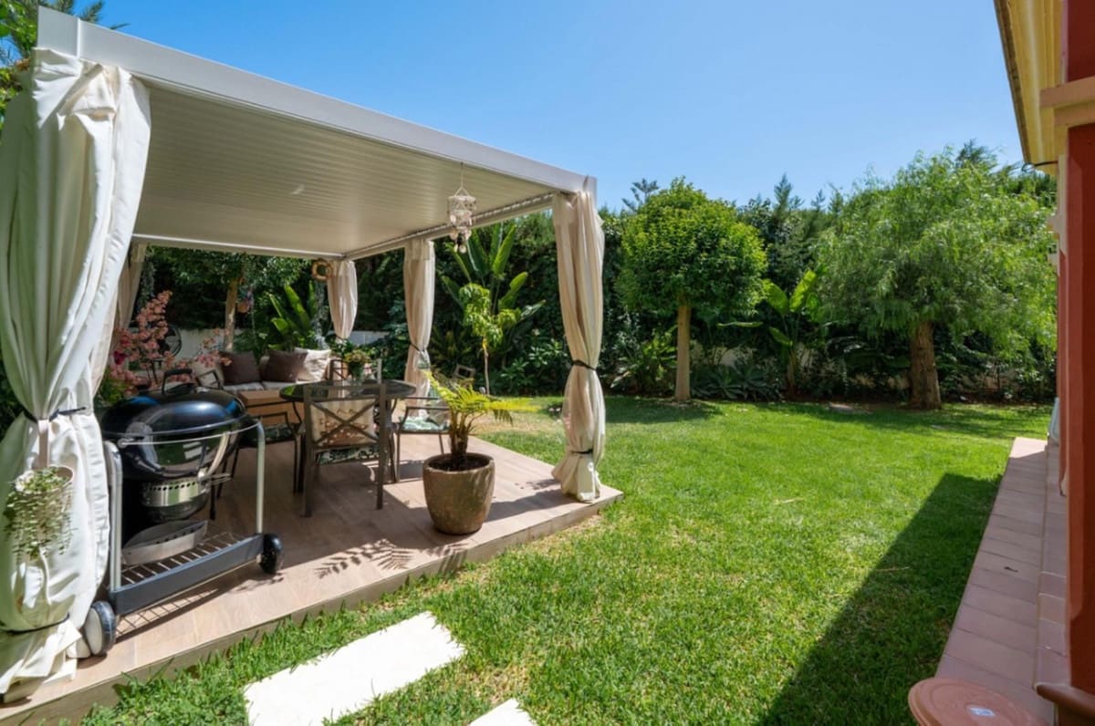 3 soveværelse Semi-Rækkehus til salg i Guadalmina med swimmingpool garage - € 795.000 (Ref: 9265636)