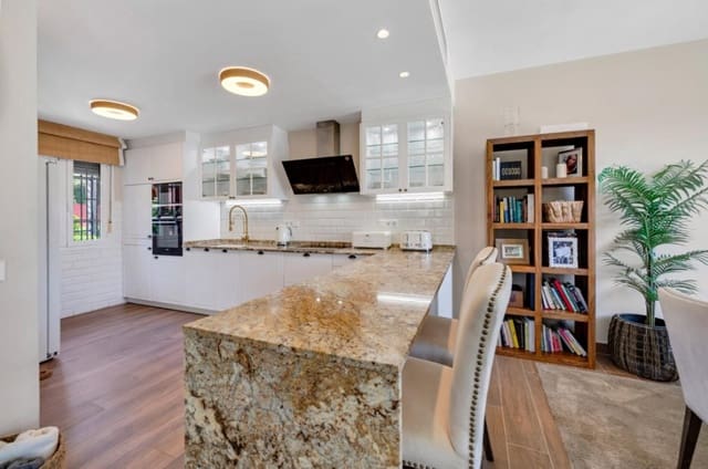 3 soverom Kjedet enebolig til salgs i Guadalmina Alta, Marbella med svømmebasseng garasje - € 795 000 (Ref: 9265636)