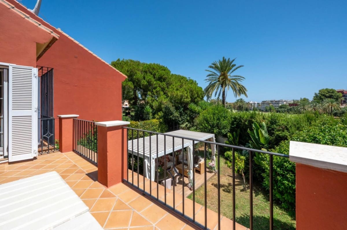 3 soveværelse Semi-Rækkehus til salg i Guadalmina med swimmingpool garage - € 795.000 (Ref: 9265636)