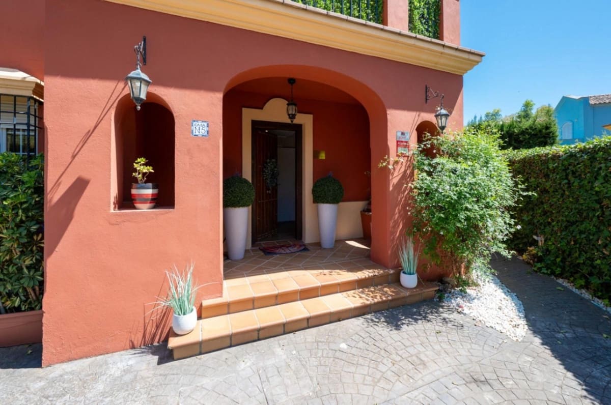 3 soveværelse Semi-Rækkehus til salg i Guadalmina med swimmingpool garage - € 795.000 (Ref: 9265636)