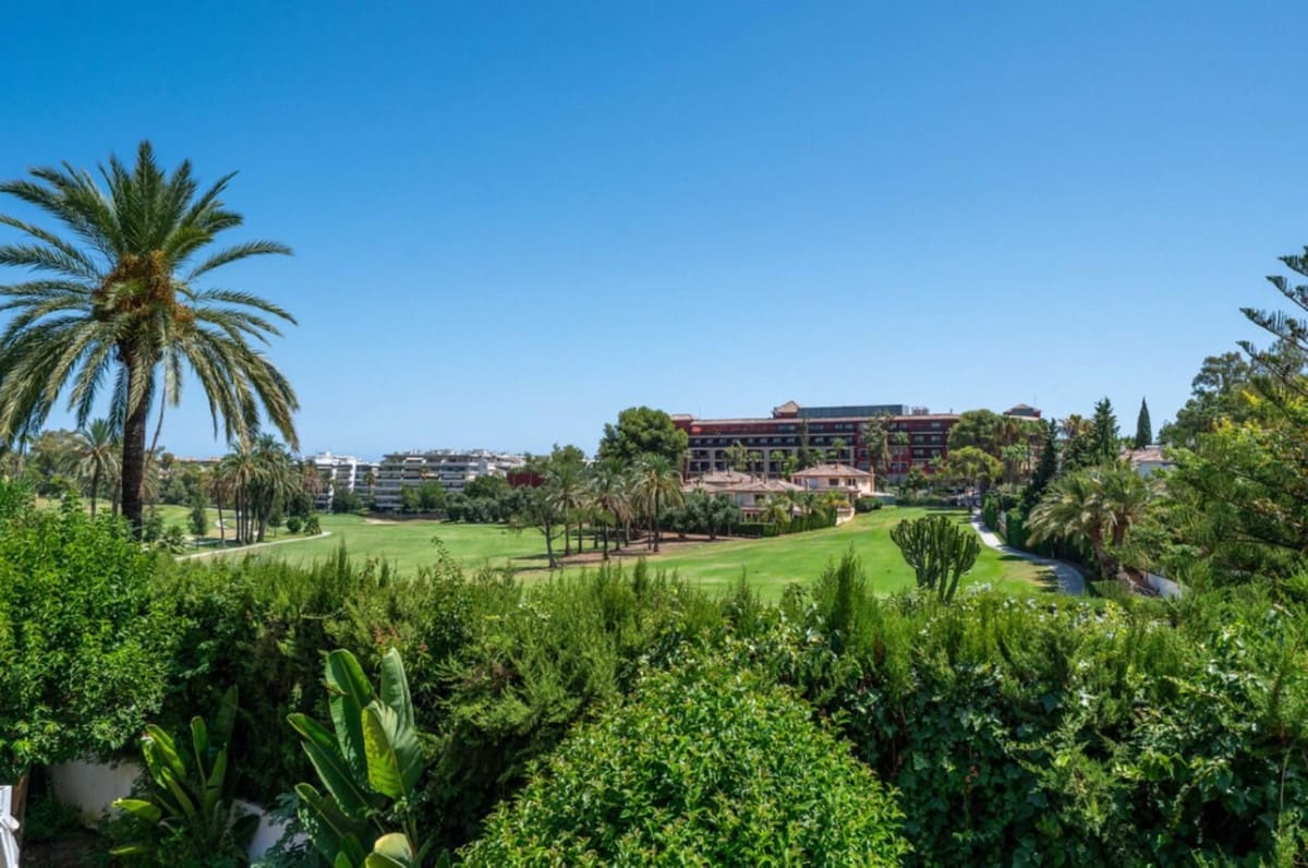 3 soveværelse Semi-Rækkehus til salg i Guadalmina med swimmingpool garage - € 795.000 (Ref: 9265636)