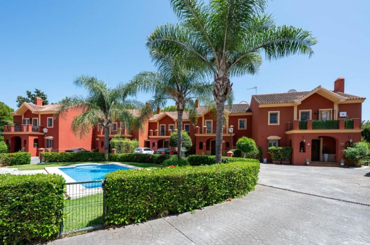 3 soveværelse Semi-Rækkehus til salg i Guadalmina med swimmingpool garage - € 795.000 (Ref: 9265636)