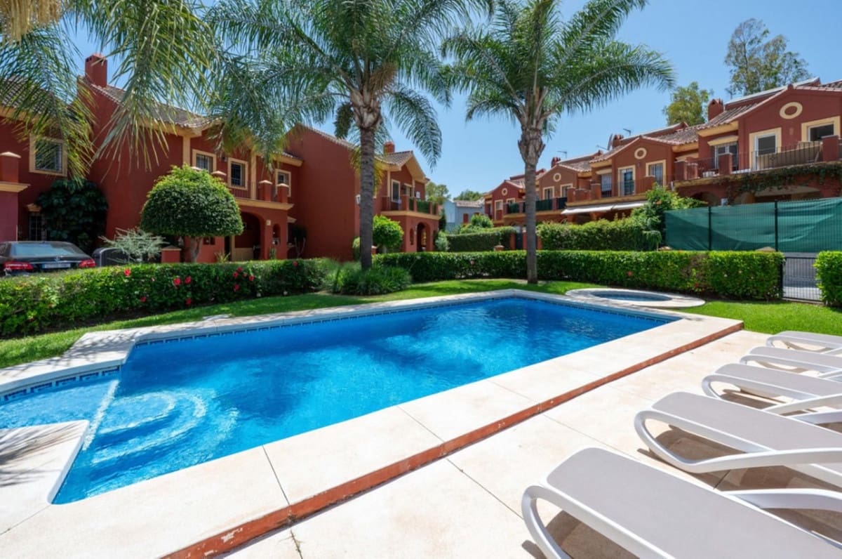 3 soveværelse Semi-Rækkehus til salg i Guadalmina med swimmingpool garage - € 795.000 (Ref: 9265636)