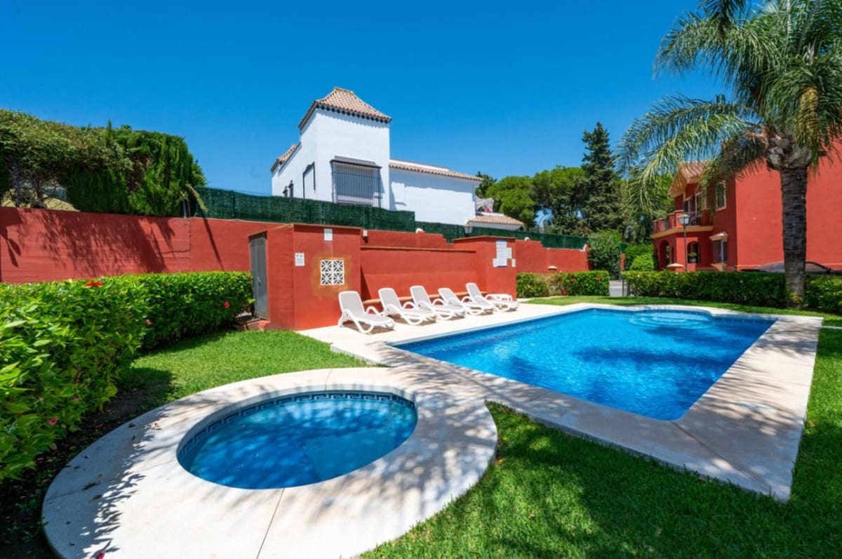 3 soveværelse Semi-Rækkehus til salg i Guadalmina med swimmingpool garage - € 795.000 (Ref: 9265636)