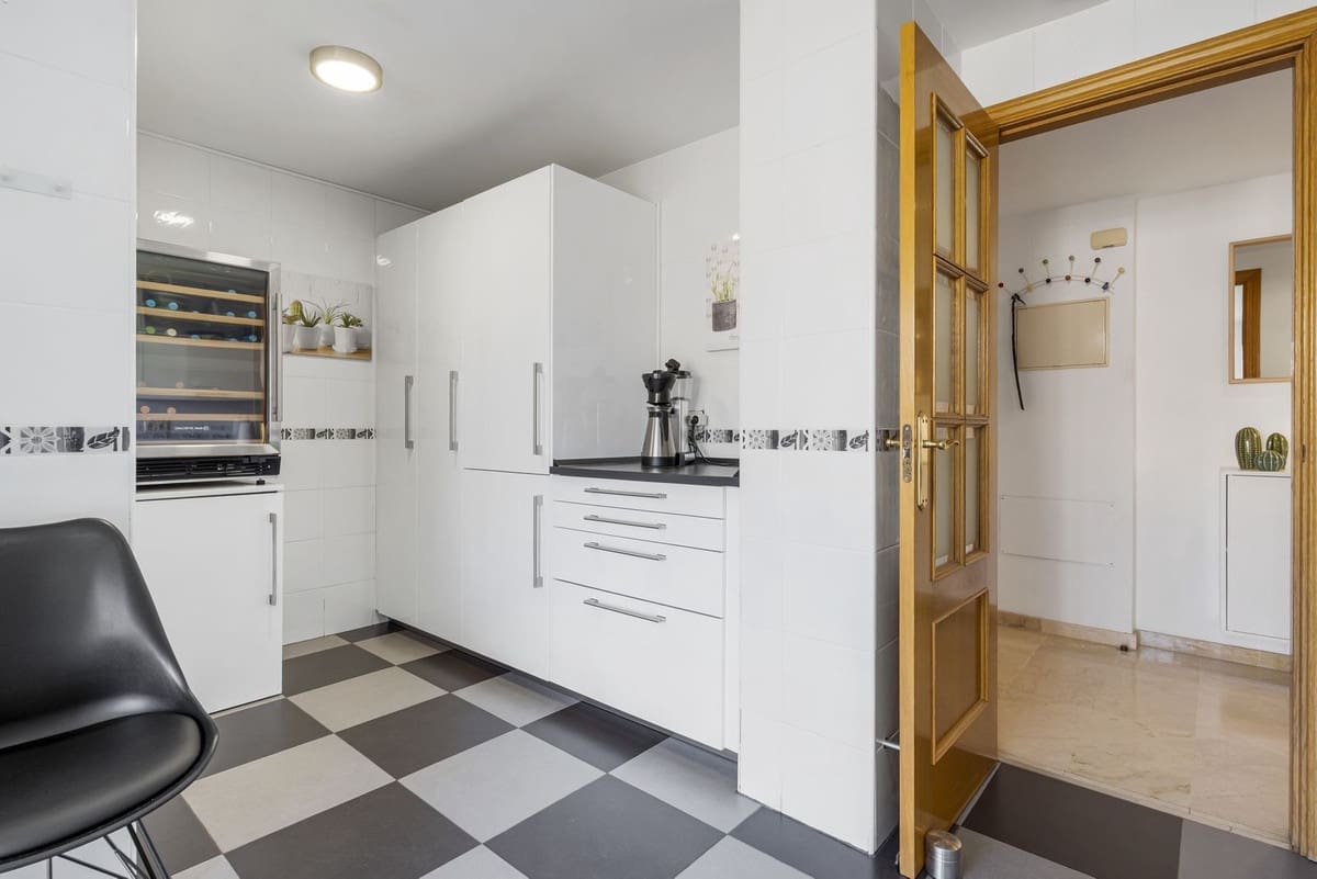 4 soveværelse Lejlighed til salg i Benalmadena med swimmingpool garage - € 649.000 (Ref: 9294076)