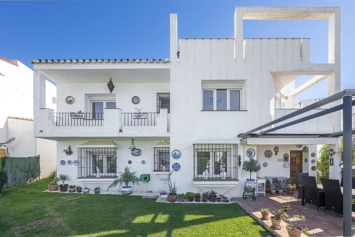 3 soveværelse Villa til salg i La Duquesa / Puerto de la Duquesa med swimmingpool - € 515.000 (Ref: 9300299)