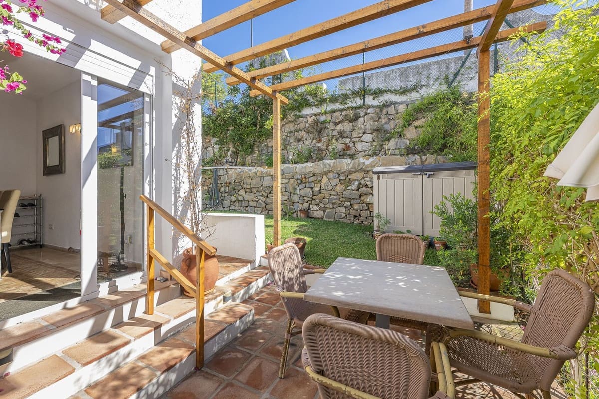 3 soveværelse Villa til salg i La Duquesa / Puerto de la Duquesa med swimmingpool - € 515.000 (Ref: 9300299)