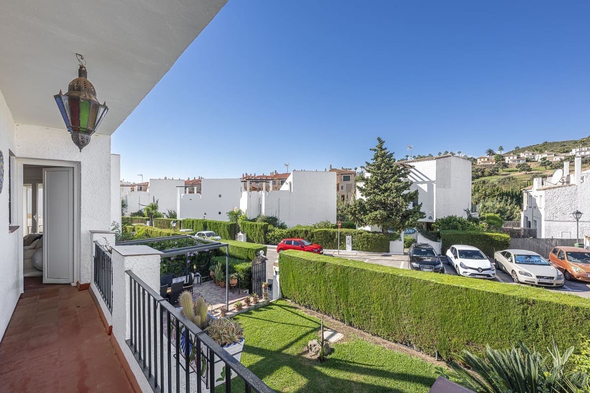 3 soveværelse Villa til salg i La Duquesa / Puerto de la Duquesa med swimmingpool - € 515.000 (Ref: 9300299)