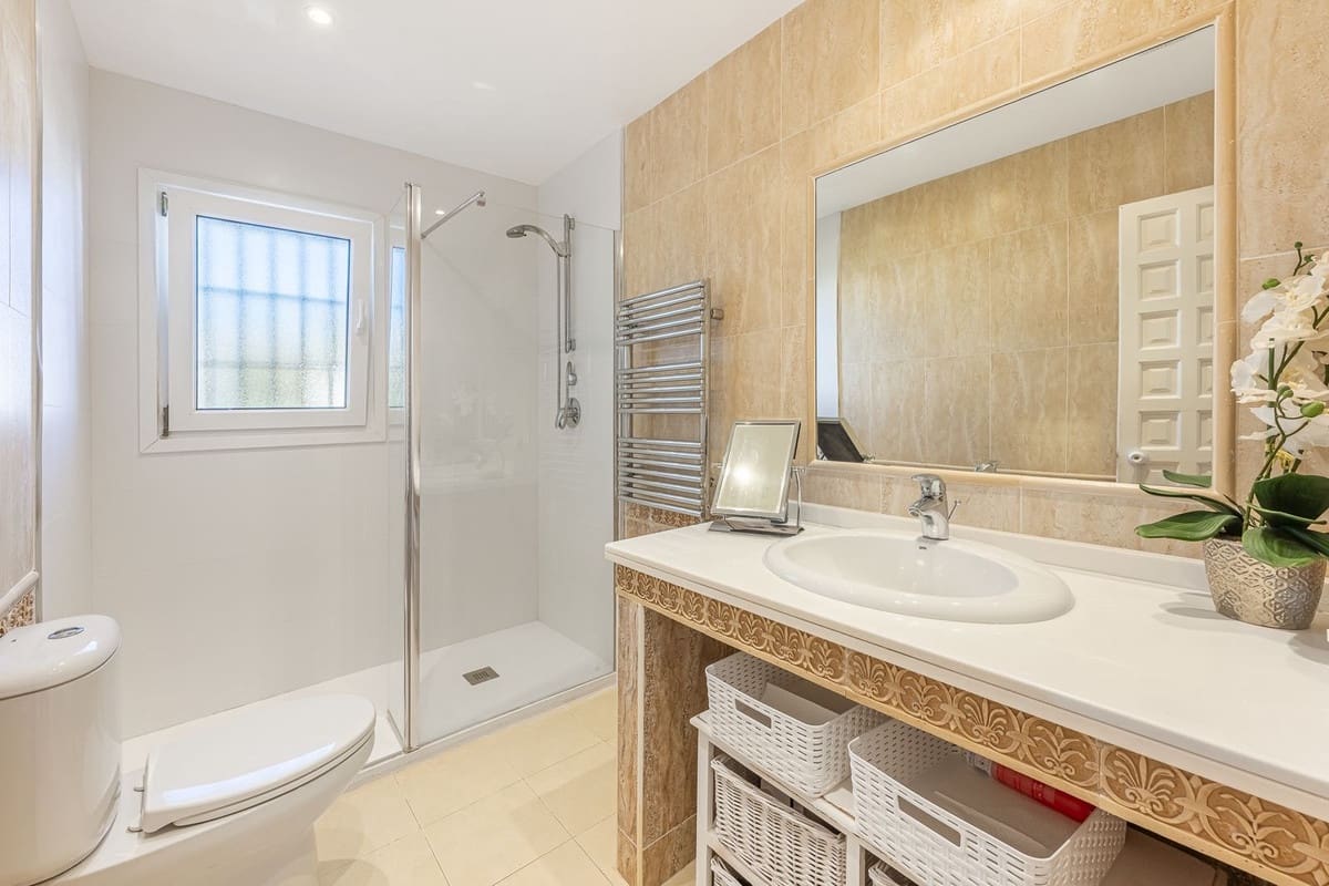 3 slaapkamer Villa te koop in La Duquesa / Puerto de la Duquesa met zwembad - € 460.000 (Ref: 9300299)