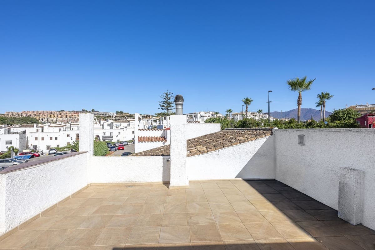 3 slaapkamer Villa te koop in La Duquesa / Puerto de la Duquesa met zwembad - € 460.000 (Ref: 9300299)