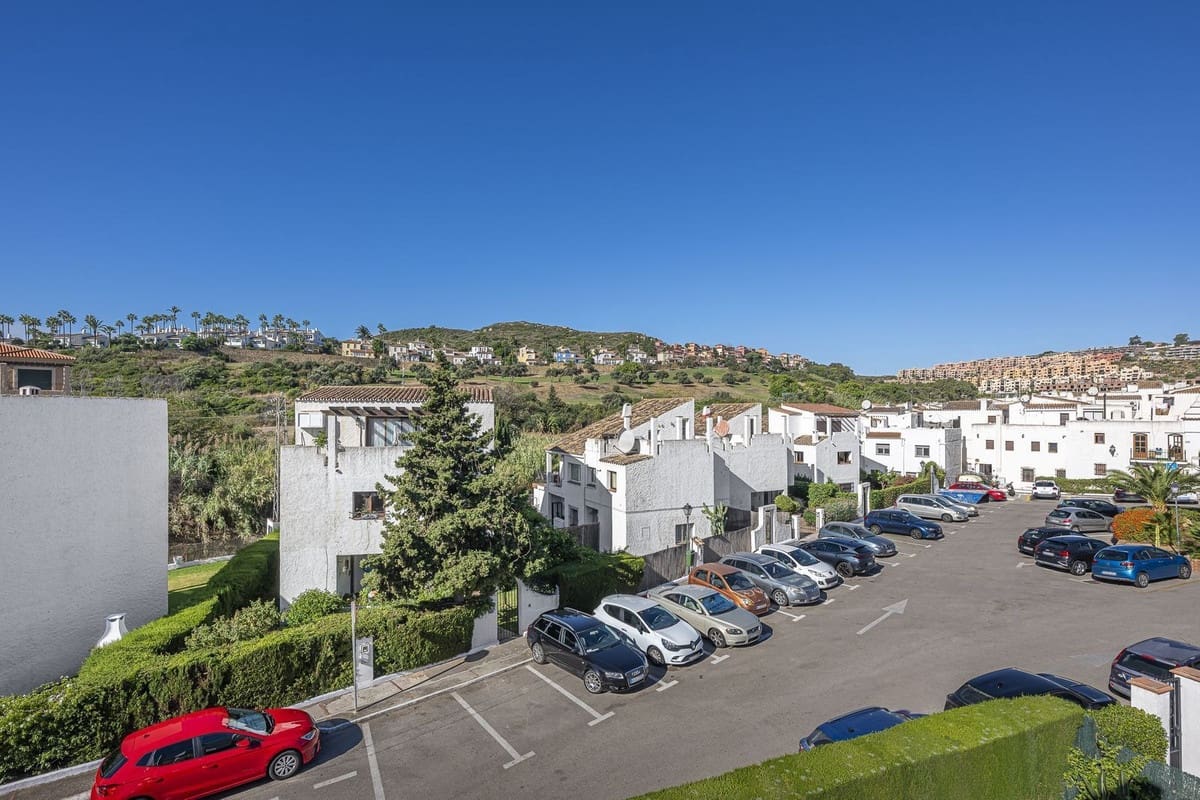 3 slaapkamer Villa te koop in La Duquesa / Puerto de la Duquesa met zwembad - € 460.000 (Ref: 9300299)