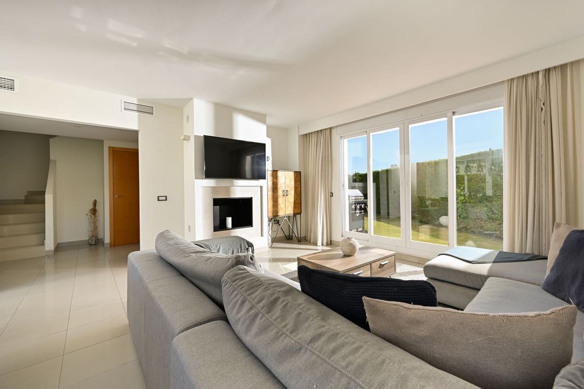 3 slaapkamer Halfvrijstaande villa te koop in Estepona met zwembad garage - € 595.000 (Ref: 9300302)