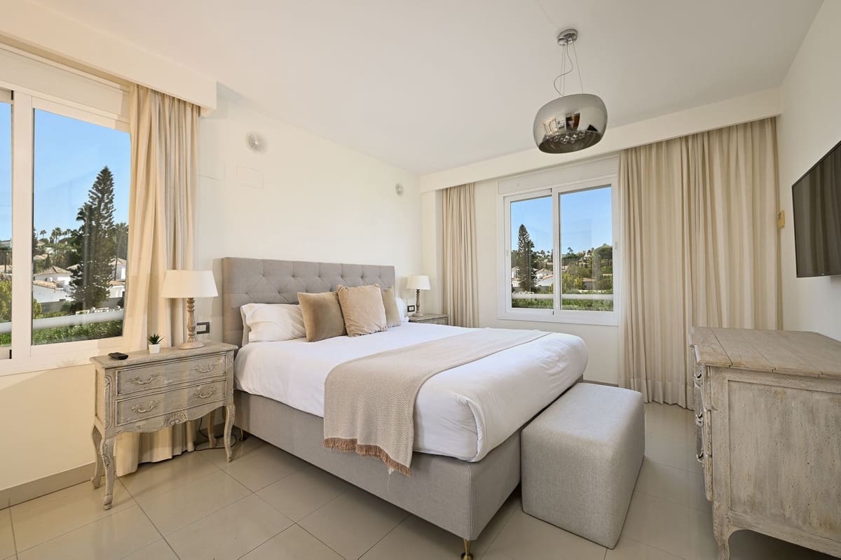 3 slaapkamer Halfvrijstaande villa te koop in Estepona met zwembad garage - € 595.000 (Ref: 9300302)