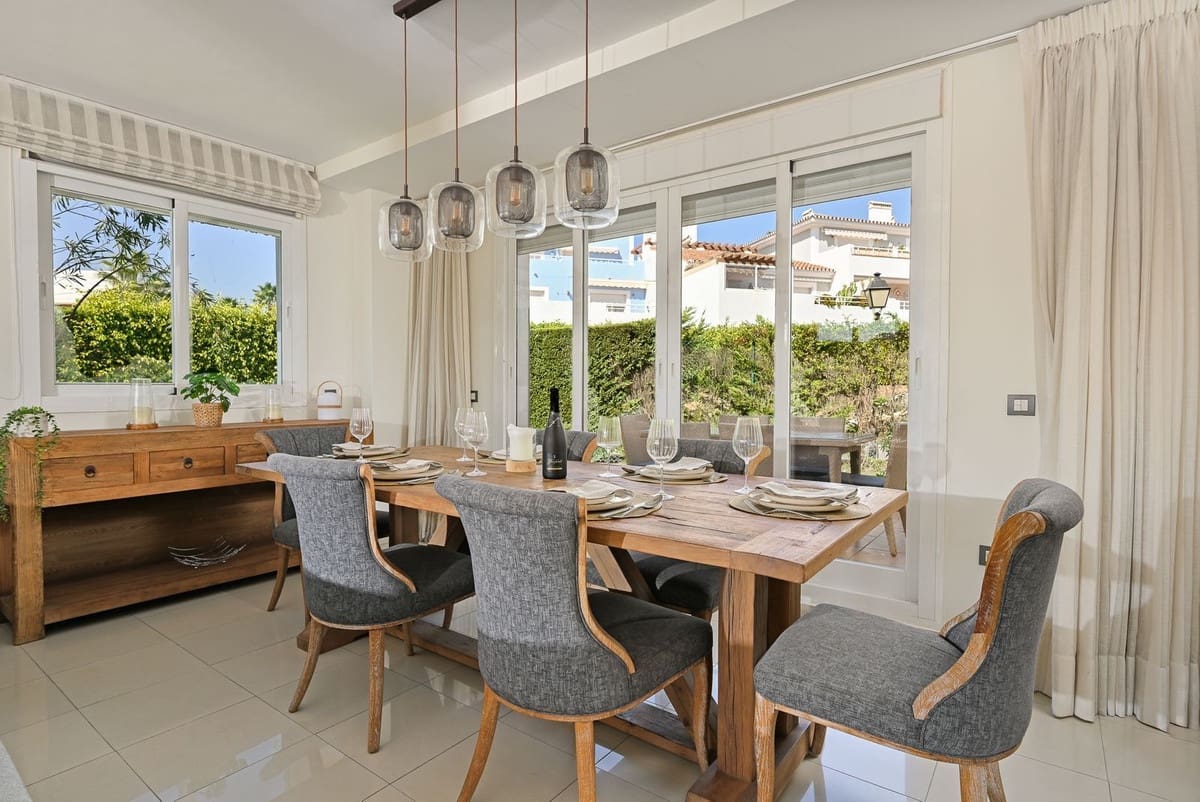 3 slaapkamer Halfvrijstaande villa te koop in Estepona met zwembad garage - € 595.000 (Ref: 9300302)