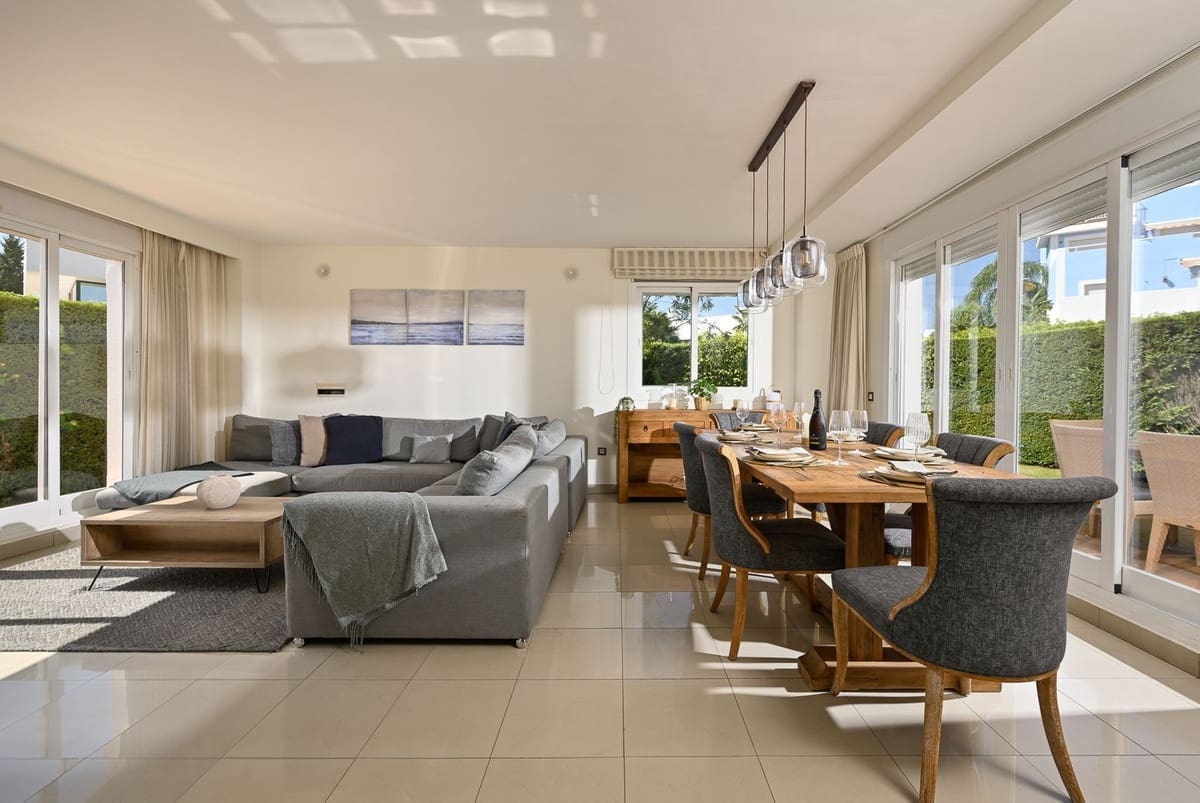 3 slaapkamer Halfvrijstaande villa te koop in Estepona met zwembad garage - € 595.000 (Ref: 9300302)