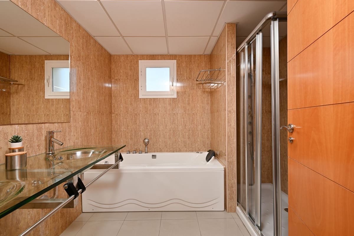 3 slaapkamer Halfvrijstaande villa te koop in Estepona met zwembad garage - € 595.000 (Ref: 9300302)