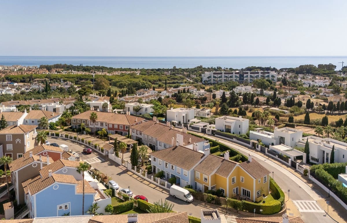 3 slaapkamer Halfvrijstaande villa te koop in Estepona met zwembad garage - € 595.000 (Ref: 9300302)