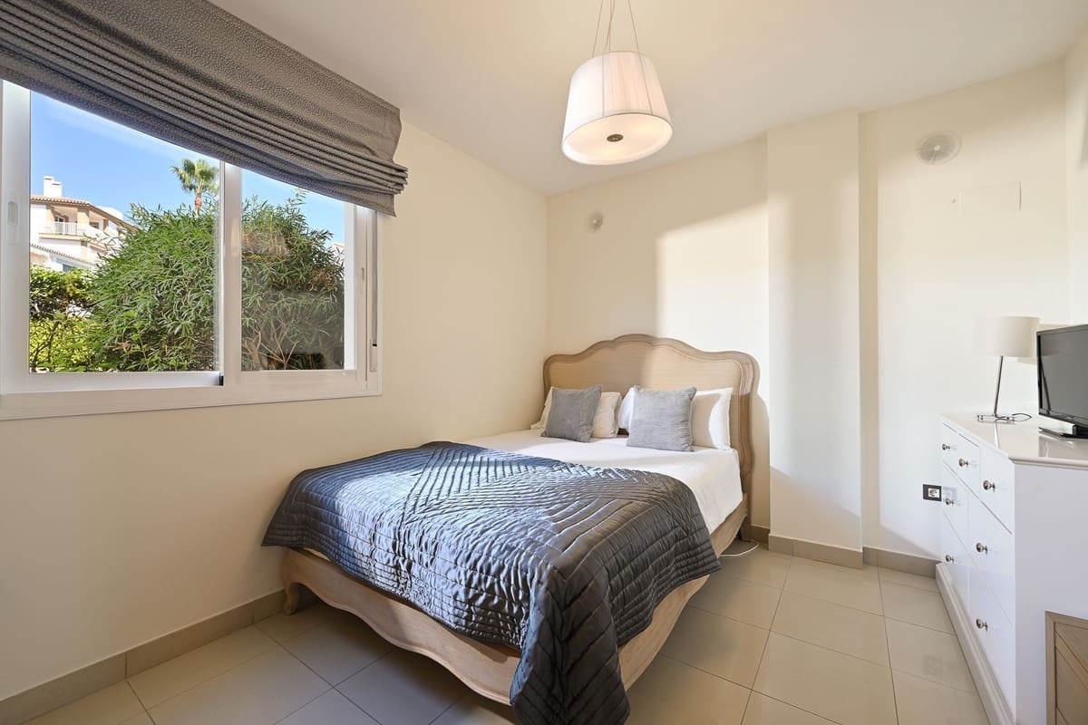 3 slaapkamer Halfvrijstaande villa te koop in Estepona met zwembad garage - € 595.000 (Ref: 9300302)