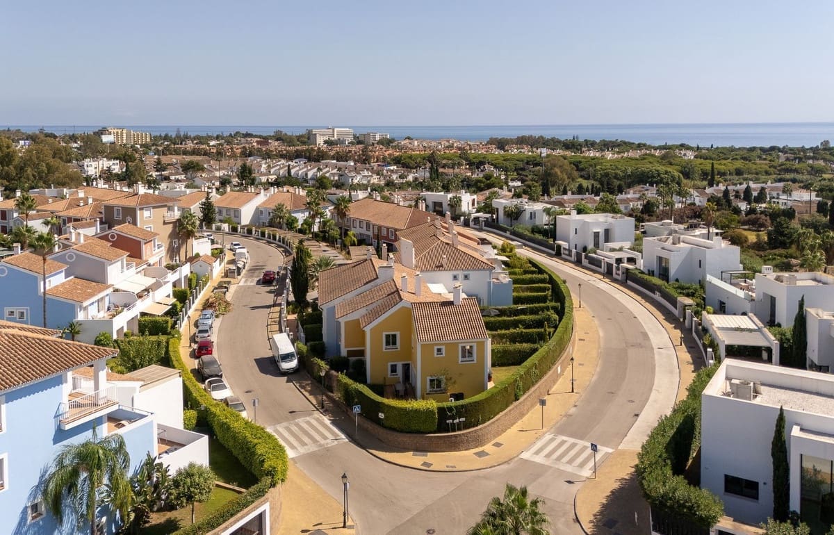 3 slaapkamer Halfvrijstaande villa te koop in Estepona met zwembad garage - € 595.000 (Ref: 9300302)