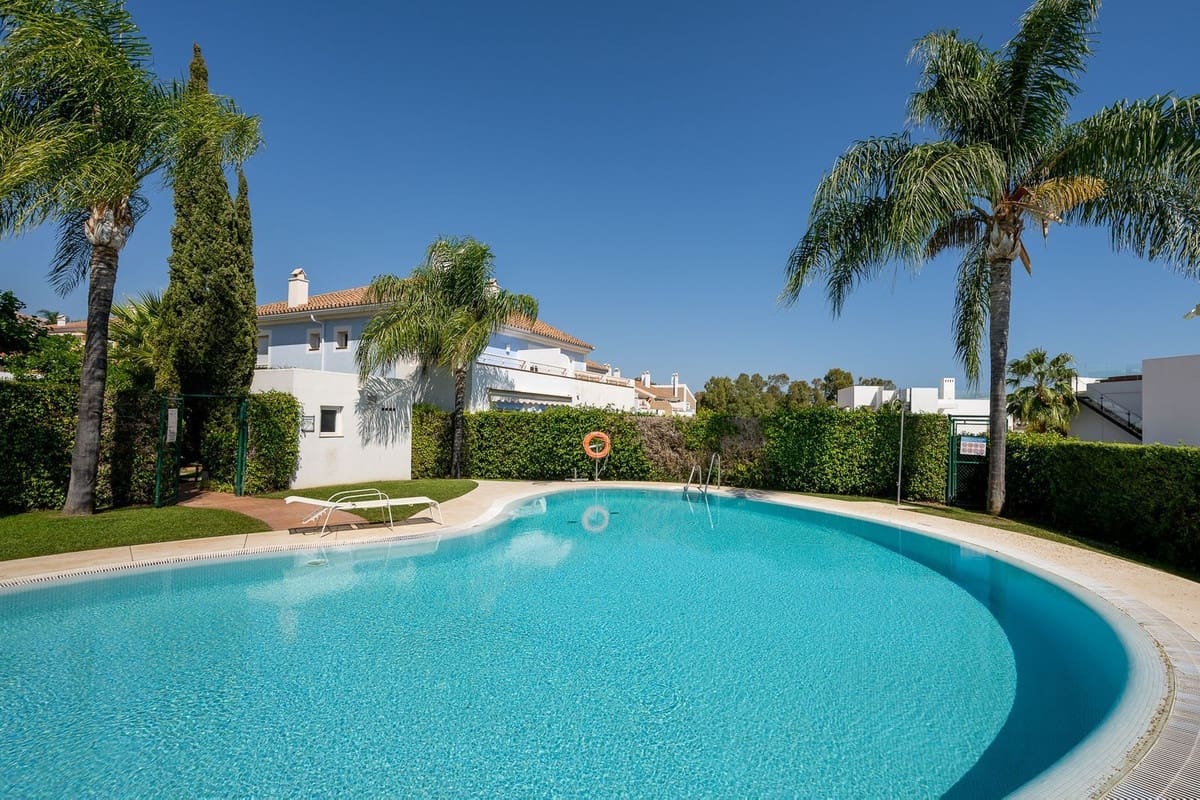 3 slaapkamer Halfvrijstaande villa te koop in Estepona met zwembad garage - € 595.000 (Ref: 9300302)