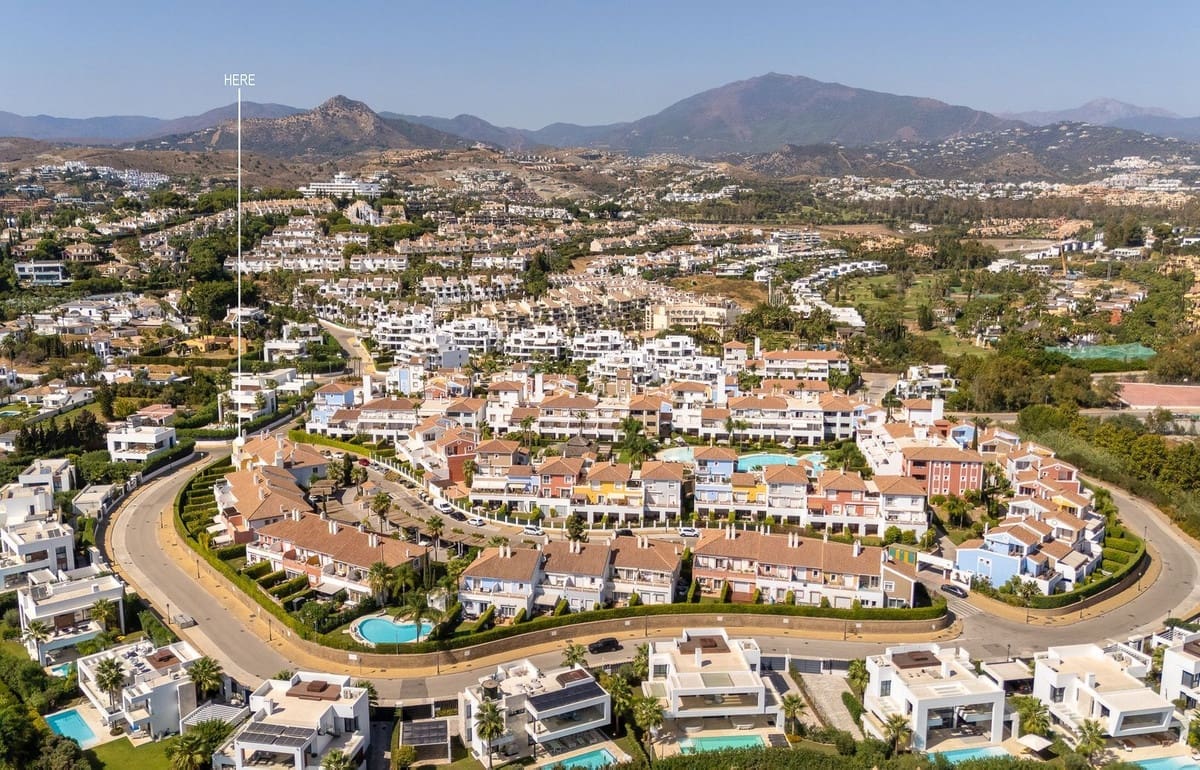 3 slaapkamer Halfvrijstaande villa te koop in Estepona met zwembad garage - € 595.000 (Ref: 9300302)