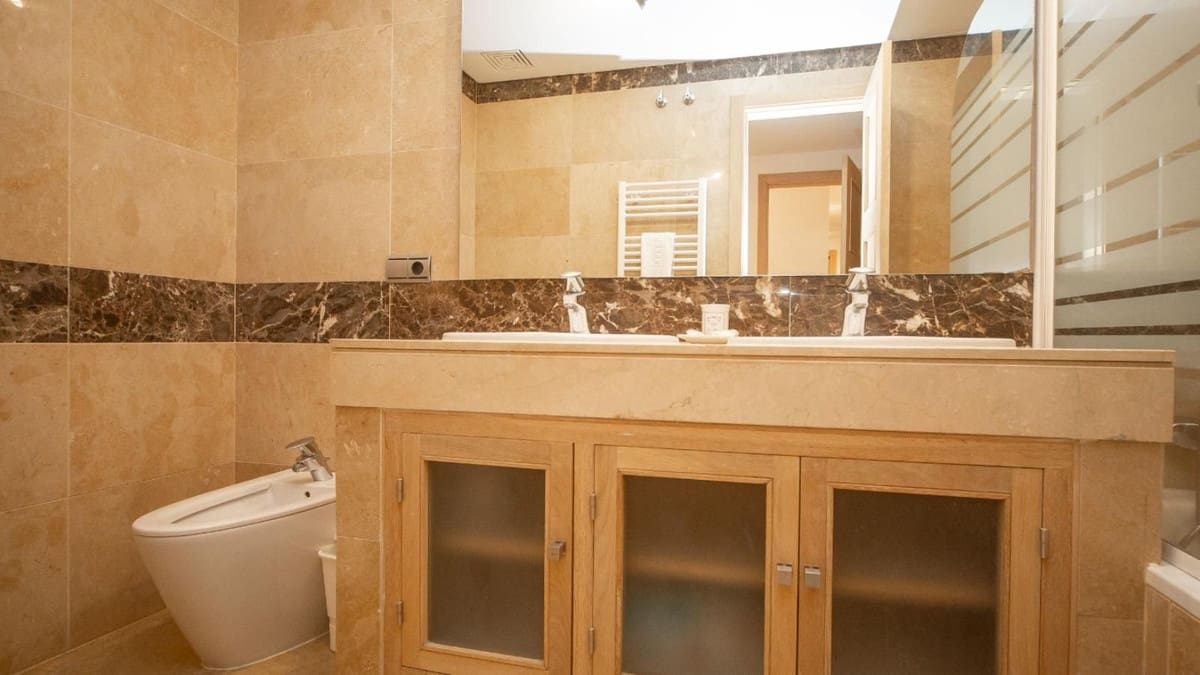 2 sypialnia Apartament na sprzedaż w La Duquesa / Puerto de la Duquesa z basenem garażem - 379 000 € (Ref: 9304838)