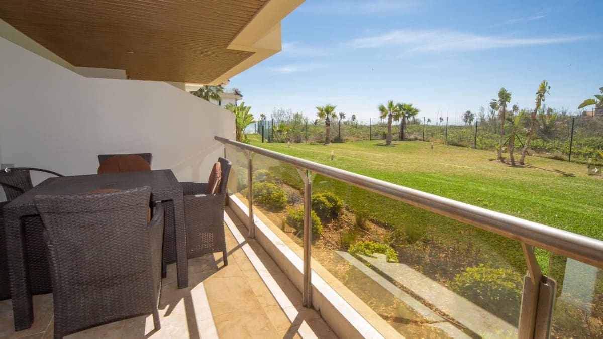 2 bedroom Apartment for sale in La Duquesa / Puerto de la Duquesa with pool garage - € 379,000 (Ref: 9304838)