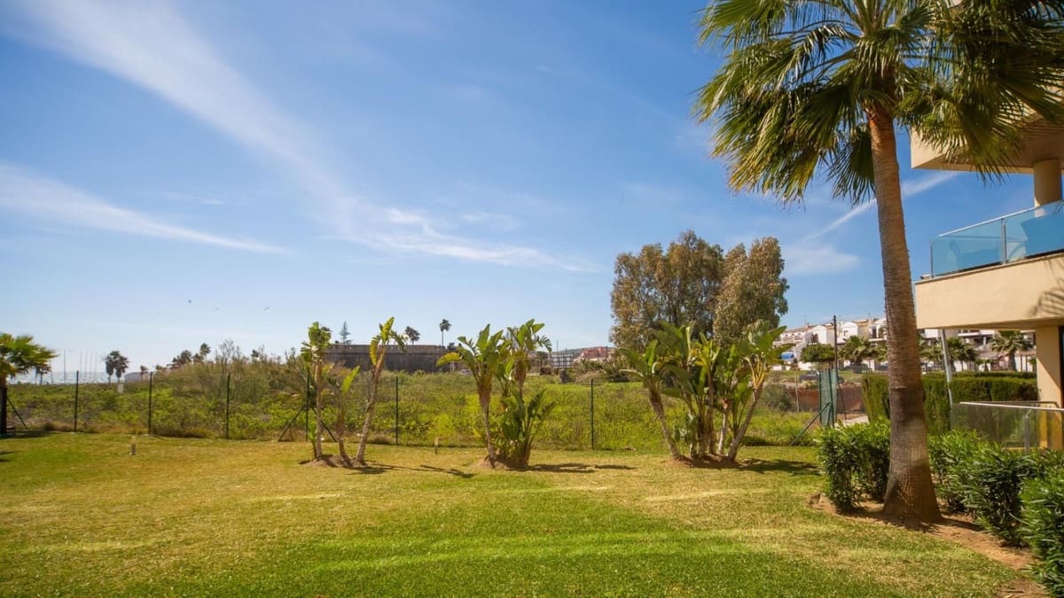 2 bedroom Apartment for sale in La Duquesa / Puerto de la Duquesa with pool garage - € 379,000 (Ref: 9304838)