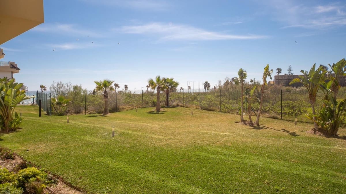 2 bedroom Apartment for sale in La Duquesa / Puerto de la Duquesa with pool garage - € 379,000 (Ref: 9304838)