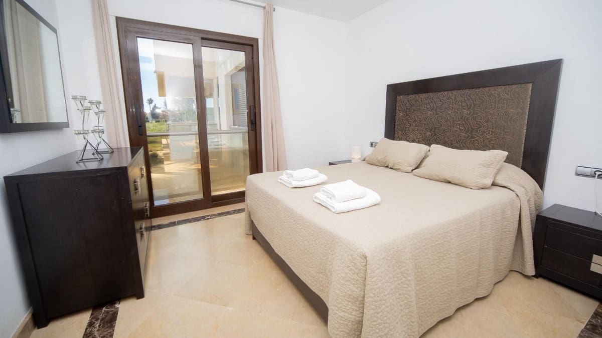 2 bedroom Apartment for sale in La Duquesa / Puerto de la Duquesa with pool garage - € 379,000 (Ref: 9304838)