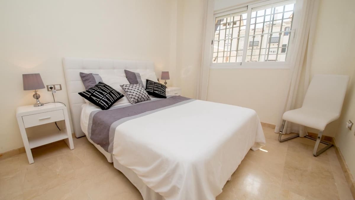 2 makuuhuone Huoneisto myytävänä paikassa La Duquesa / Puerto de la Duquesa mukana uima-altaan 
autotalli - 269 000 € (Ref: 9304839)