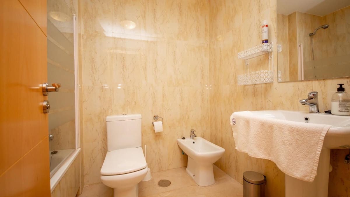 2 makuuhuone Huoneisto myytävänä paikassa La Duquesa / Puerto de la Duquesa mukana uima-altaan 
autotalli - 269 000 € (Ref: 9304839)