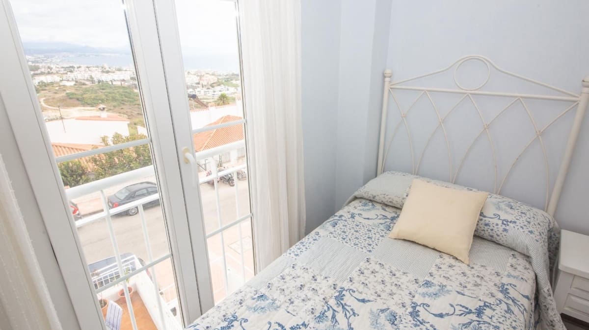 2 bedroom Apartment for sale in La Duquesa / Puerto de la Duquesa with pool - € 219,950 (Ref: 9304840)