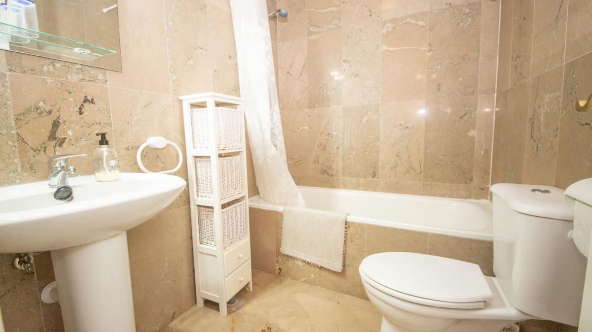 2 bedroom Apartment for sale in La Duquesa / Puerto de la Duquesa with pool - € 219,950 (Ref: 9304840)