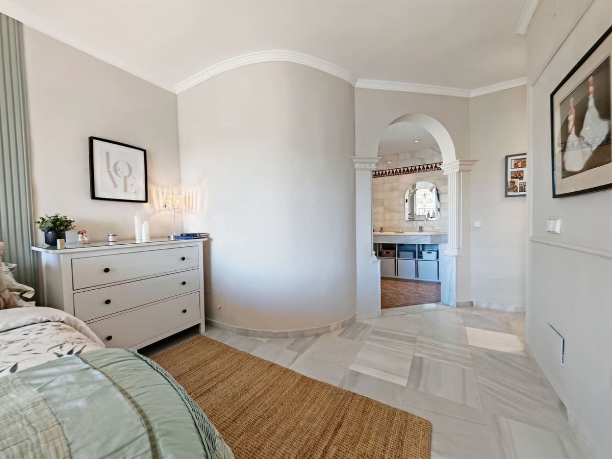 3 makuuhuone Paritalo myytävänä paikassa Riviera del Sol mukana uima-altaan 
autotalli - 474 000 € (Ref: 9306720)