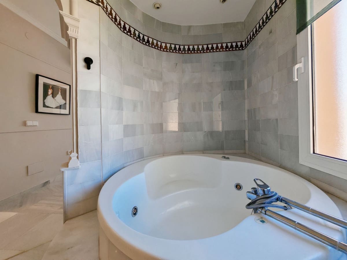 3 makuuhuone Paritalo myytävänä paikassa Riviera del Sol mukana uima-altaan 
autotalli - 474 000 € (Ref: 9306720)