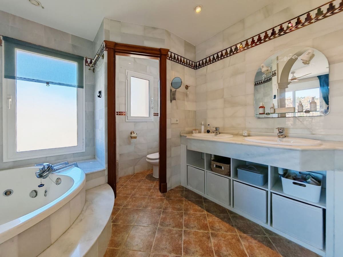 3 makuuhuone Paritalo myytävänä paikassa Riviera del Sol mukana uima-altaan 
autotalli - 474 000 € (Ref: 9306720)