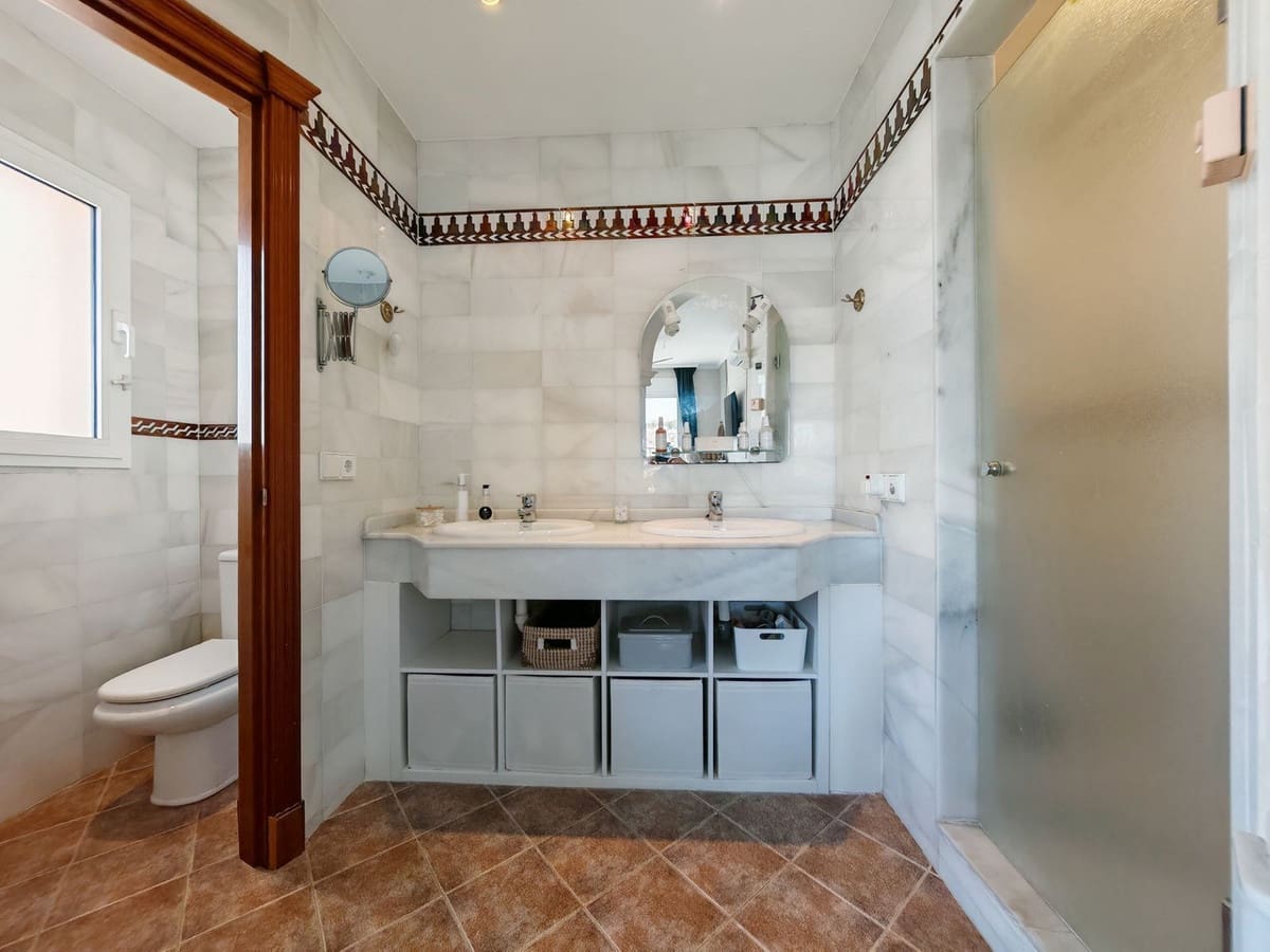 3 makuuhuone Paritalo myytävänä paikassa Riviera del Sol mukana uima-altaan 
autotalli - 474 000 € (Ref: 9306720)