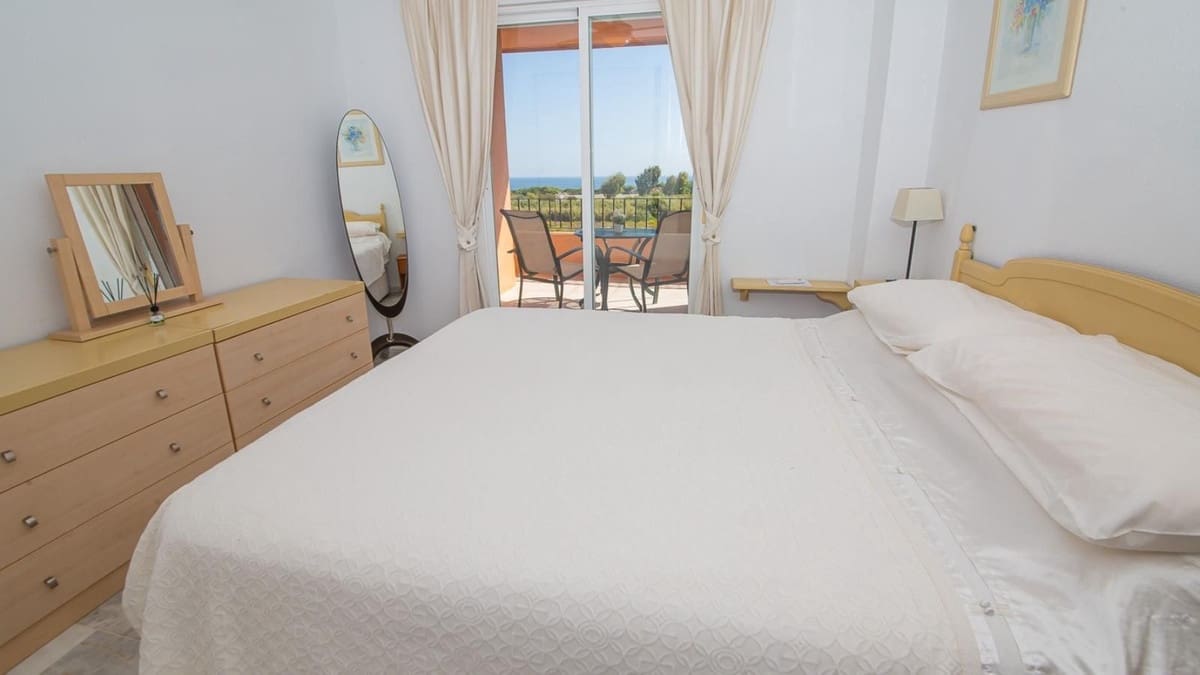 2 soveværelse Lejlighed til salg i La Duquesa / Puerto de la Duquesa med swimmingpool garage - € 229.000 (Ref: 9311152)