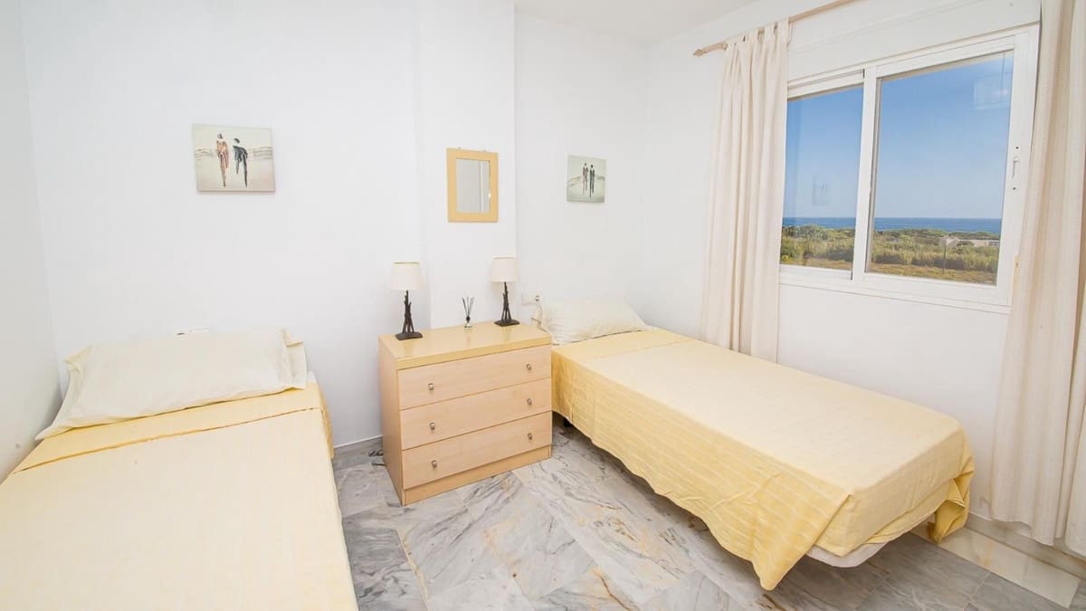 2 soveværelse Lejlighed til salg i La Duquesa / Puerto de la Duquesa med swimmingpool garage - € 229.000 (Ref: 9311152)