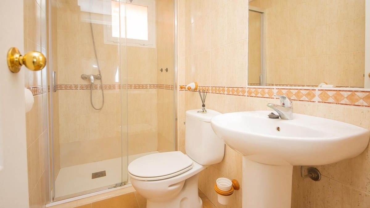 2 soveværelse Lejlighed til salg i La Duquesa / Puerto de la Duquesa med swimmingpool garage - € 229.000 (Ref: 9311152)