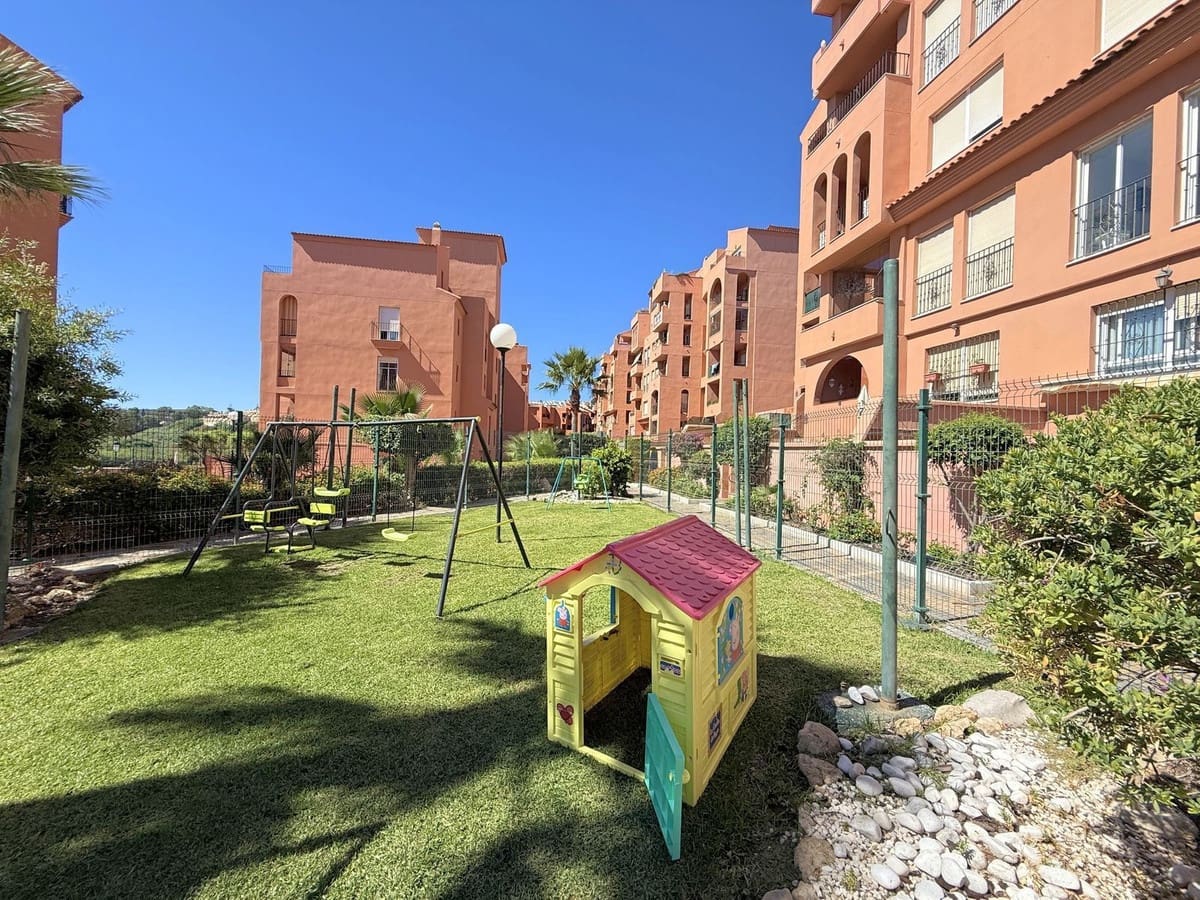 2 soveværelse Lejlighed til salg i La Duquesa / Puerto de la Duquesa med swimmingpool garage - € 229.000 (Ref: 9311152)