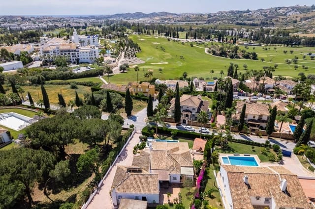 Chalet de 4 habitaciones en Mijas Golf, Mijas en venta con piscina garaje - 1.380.000 € (Ref: 9311411)