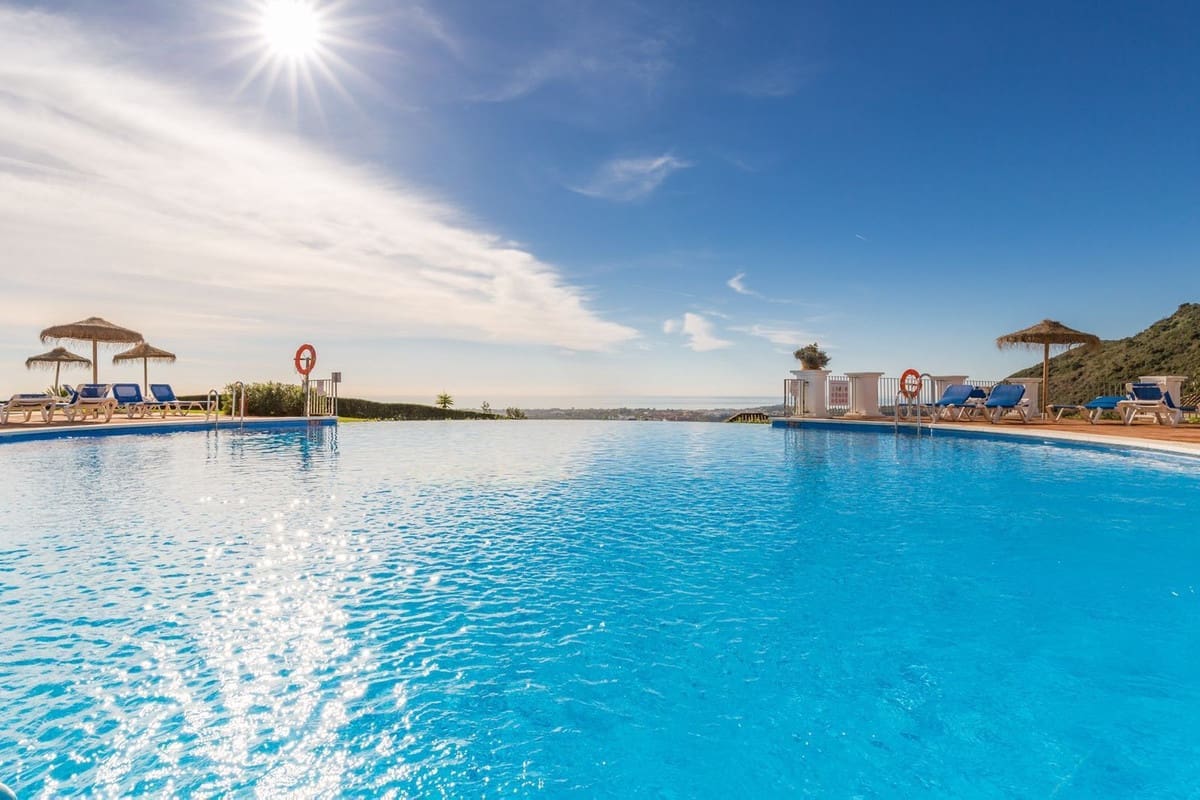 2 soverom Leilighet til salgs i Los Arqueros med svømmebasseng garasje - € 475 000 (Ref: 9311413)