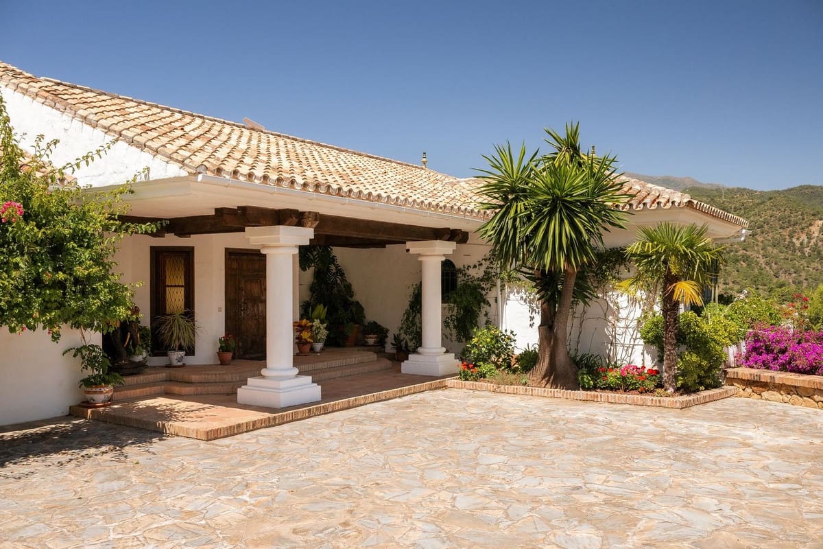 6 bedroom Villa for sale in Istan with pool garage - € 4,995,000 (Ref: 9328677)