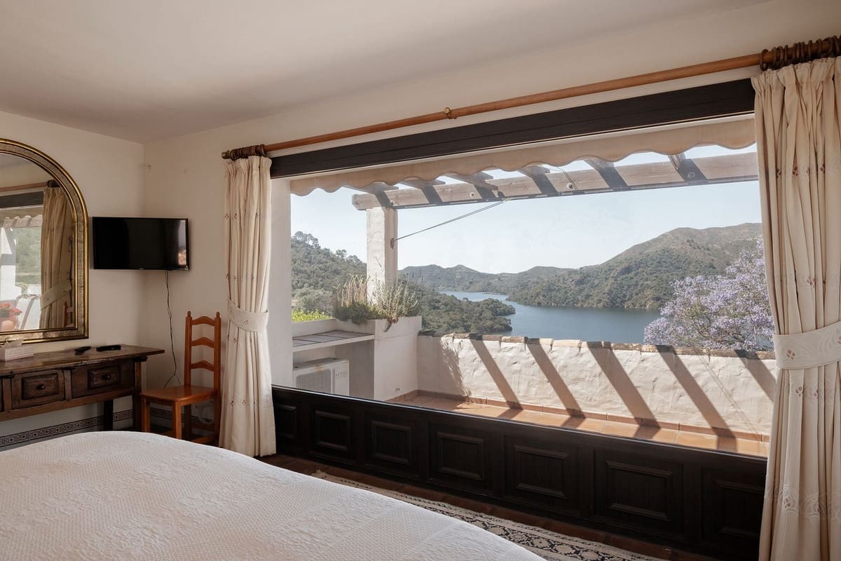 6 bedroom Villa for sale in Istan with pool garage - € 4,995,000 (Ref: 9328677)