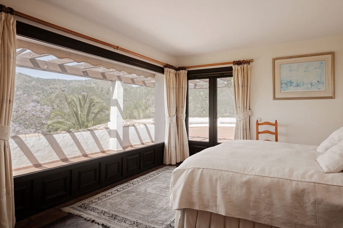 6 bedroom Villa for sale in Istan with pool garage - € 4,995,000 (Ref: 9328677)