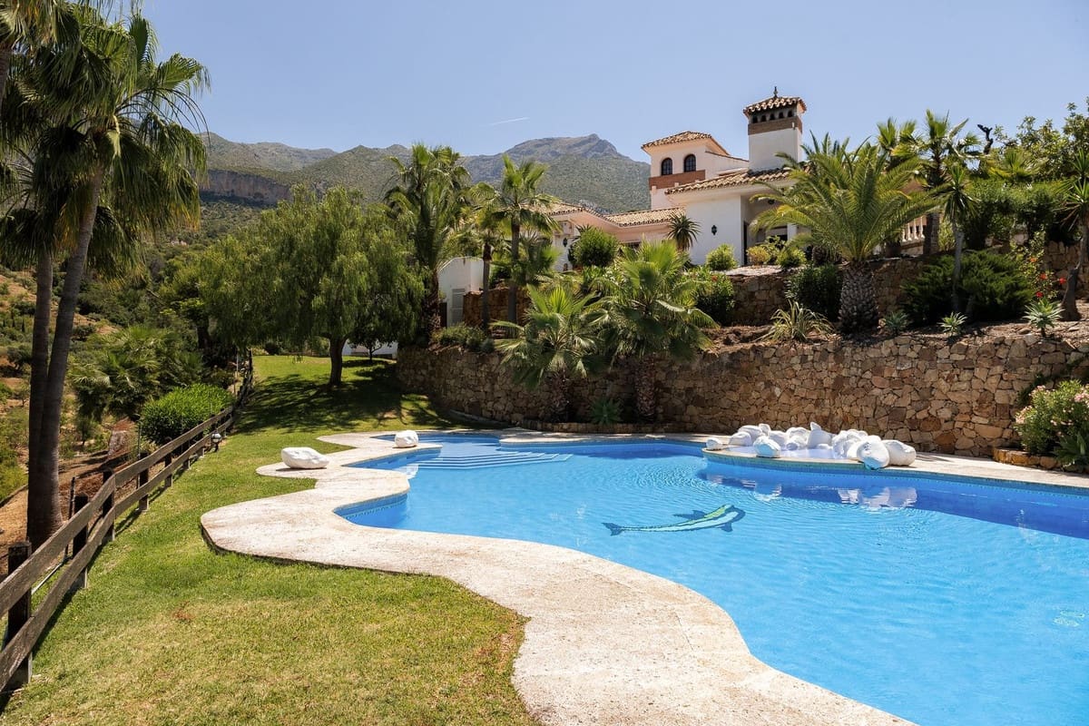 6 bedroom Villa for sale in Istan with pool garage - € 4,995,000 (Ref: 9328677)