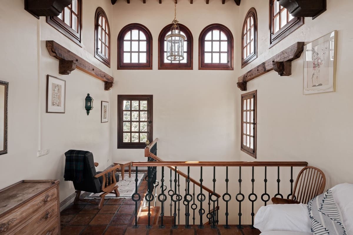 6 soverom Villa til salgs i Istan med svømmebasseng garasje - € 4 995 000 (Ref: 9328677)